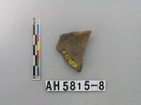 藏品(灰褐色粗砂陶口緣)的圖片